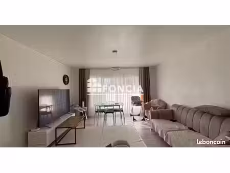 lumineux t3 traversant de 65 m2 exposé sud  avec balcon et cave