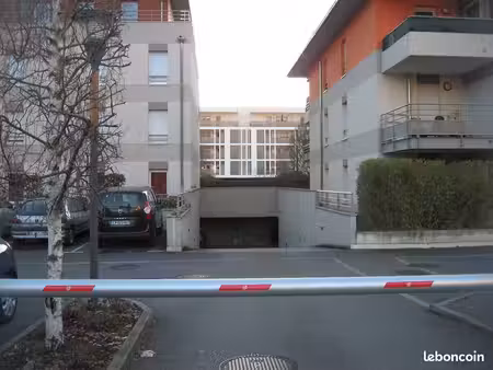 bassens; limite chambéry. garage ferme 16m2 sous sol