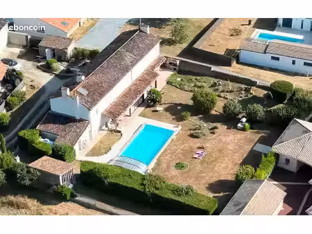 longère avec piscine  grand jardin et dependances