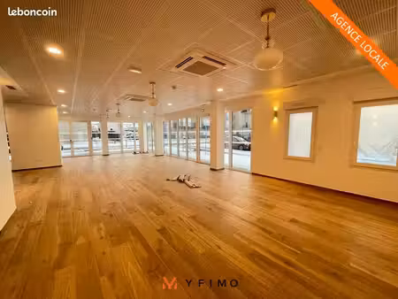 local commercial 235 m² aubergenville