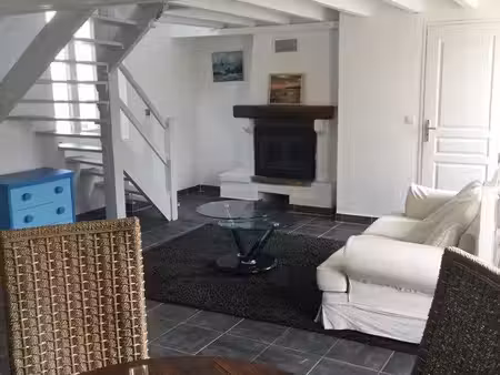 a proximité de la gare et du bus ligne 34 à ( 2km) maison de ville meublée de 3/4 pièces 8
