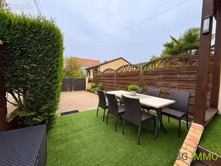 maison mitoyenne d'un côté | terrasse et stationnement privatif | environnement calme