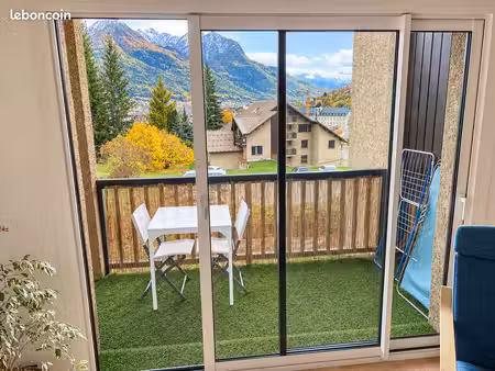 t2 plein sud au calme avec superbe vue montagnes. parking  balcon  cave  vaste espace vert