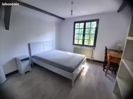 chambre meublée dans une grande maison