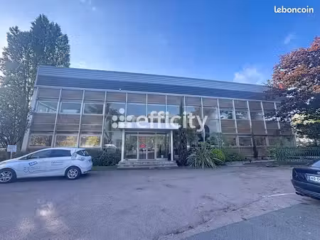 local 980 m²