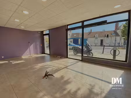 local commercial avec vitrine en centre-bourg d'olivet