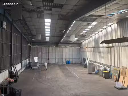 local industriel 560m²