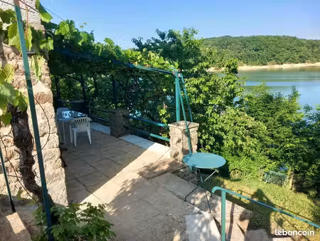 maison à vendre au bord du lac de pont