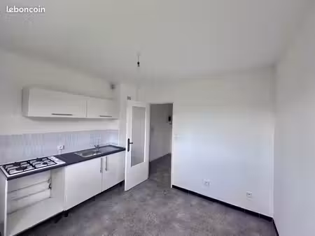 à vendre beau 3 pièces clé en main rue calme petite hollande