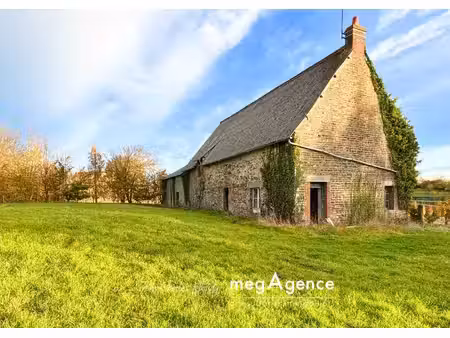 bâtisse en pierre à rénover à la campagne