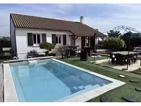 de l’espace pour chacun  une piscine pour tous : la maison de famille qu’on attendait.