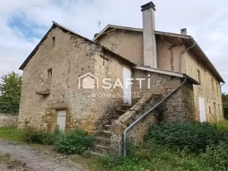 maison de village en pierre .