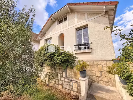 maison de charme rénovée avec goût  jardin  stationnement et gare à pied  dans un environn