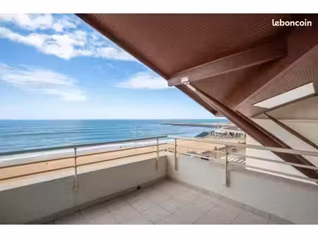 appartement f 4   3 chambres   en front de mer   la plage principale   2 places de parking