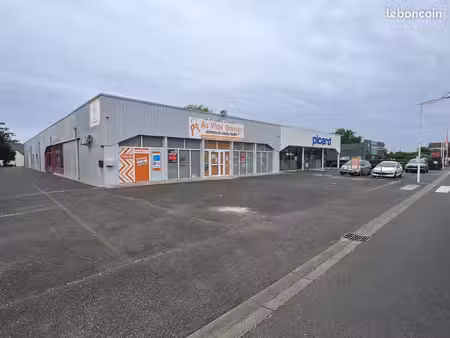 location local commercial 896m² à côté de picard à st cyr sur loire