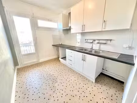 au cœur de grange blanche  à 3 minutes du métro  le cabinet ginet vous propose ce joli t3 
