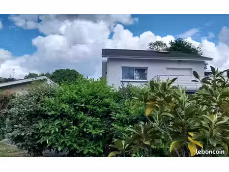 maison contemporaine incluant logement à louer et bureau professionnel