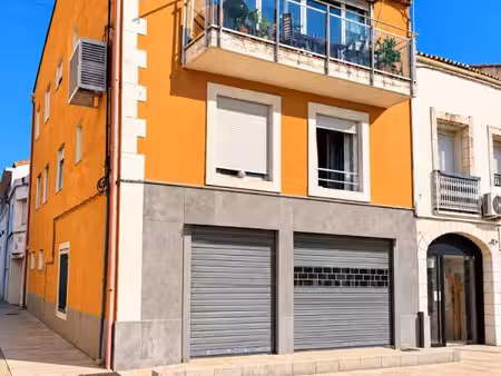 sénas centre : immeuble avec commerce et appartements loués. fort potentiel et rendement l