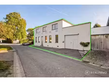 stijlvol gerenoveerde woning met loods aan de voet van de kluis!
