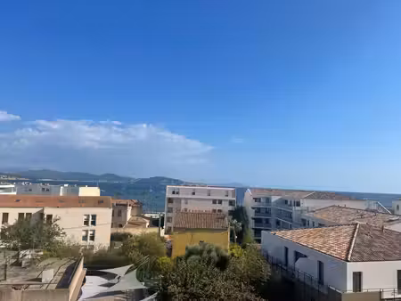 t2 meublé avec vue mer -à deux pas des plages la ciotat