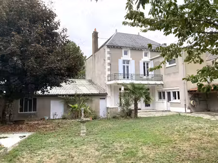 belle maison de maître en centre ville avec jardin et garages