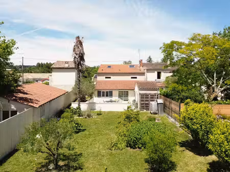 belle maison en pierre rénovée avec nombreuses dépendances  jardin clos et fort potentiel