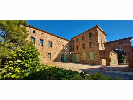 ensemble immobilier pour projet d'accueil touristique : château  propriété de 3 hectares .