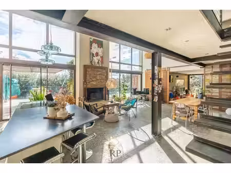 maison contemporaine avec vue et piscine à débordement