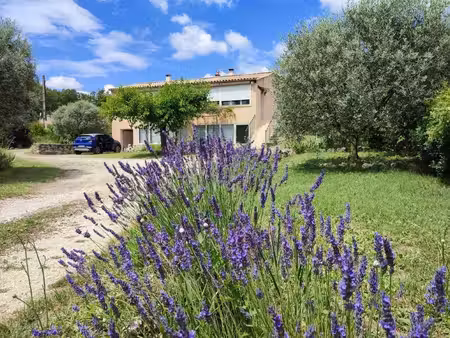 a vendre à gargas spacieuse avec deux appartements et piscine
