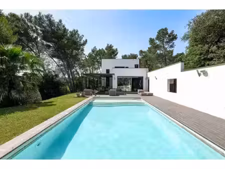 propriété contemporaine dans un environnement calme