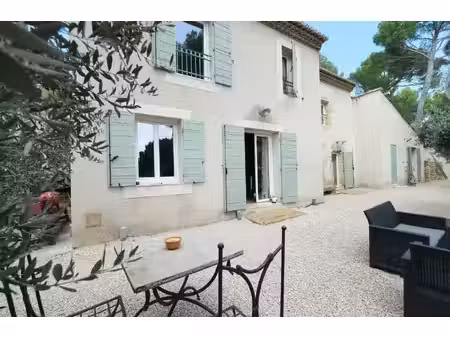 bastide provençale en pleine nature à salon de provence