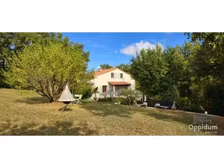 le charme provençal  une piscine et un écrin de verdure