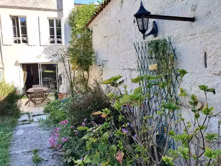 belle maison de ville avec beaucoup de cachet et de caractère et très bien située
