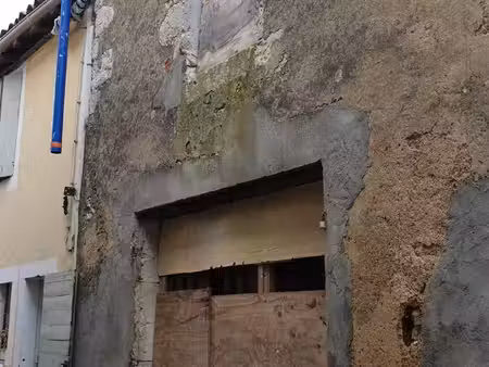 a vendre : maison de ville à rénover entièrement
