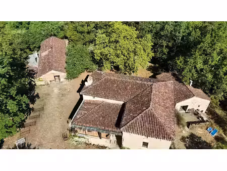 ensemble immobilier en pierre avec 15 ha de terrain.