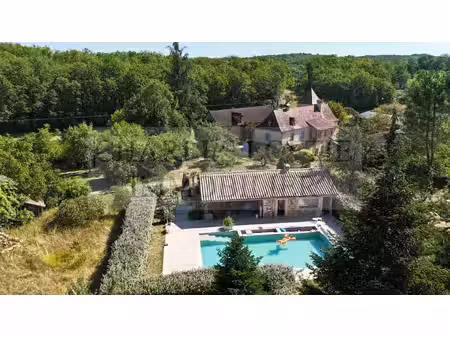 ensemble en pierre avec gîte et piscine sur un terrain de 8 804