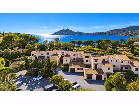 rare duplex agay  face à la plage de la baumette vue mer