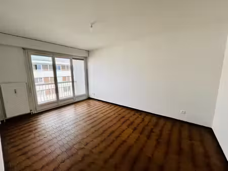 t1 lumineux avec balcon à annemasse