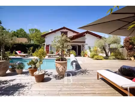 ascain  maison de 200 m² au calme avec piscine