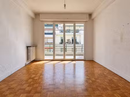 nice  rue châteauneuf : 2 pièces lumineux avec balcon plein sud