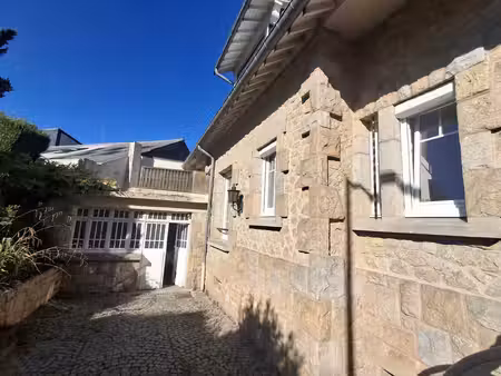 fougeres proche tout commerces et ecole avec chambre en rdc