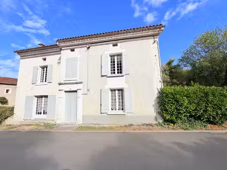 maison de village avec 3 chambres  garage et jardin - proche chalais