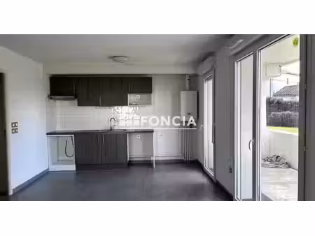 appartement t3 en rdc avec terrasse et parking