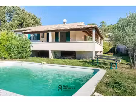 maison avec piscine  5 chambres et dépendance  à proximité de goudargues