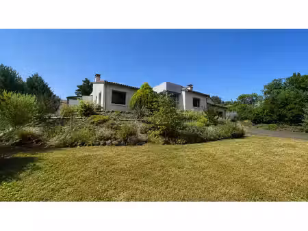 chateaugay - villa rénovée de 154 m2 avec piscine intérieure