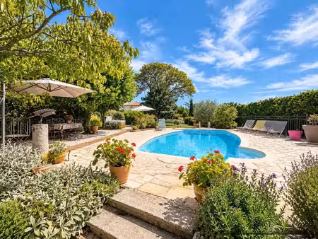 belle maison de 210 m2 : 5 chambres  piscine et dépendance  ter