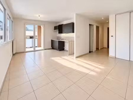 béziers – appartement t3 récent avec terrasse et parking privatif
