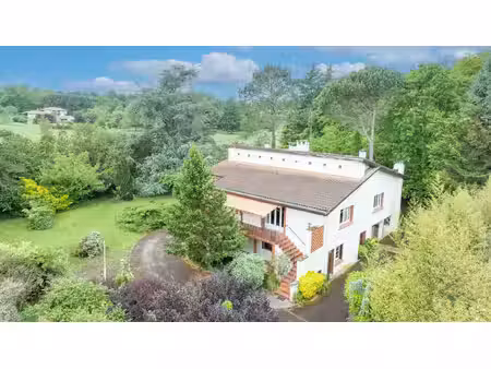 grande villa sur terrain boisé