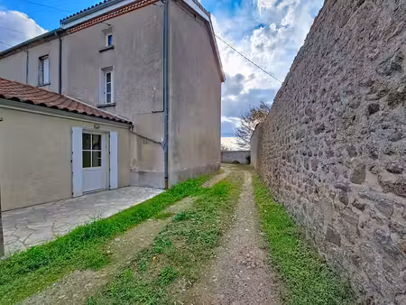 charmante maison de bourg avec cour   terrasse et terrain avec vue imprenable sur la campa