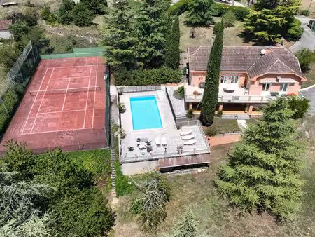 grande maison de famille avec piscine et terrain de tennis